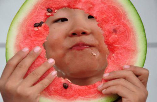 安徽吃瓜婴儿,萌态十足，引发网友热议