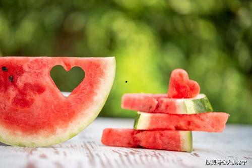 小林吃瓜微醺蜜桃,一场甜蜜的吃瓜之旅